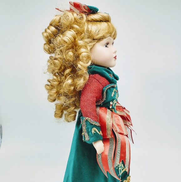 Vintage Victorian Rose Collection Porcelain Doll - Picture 5 of 9